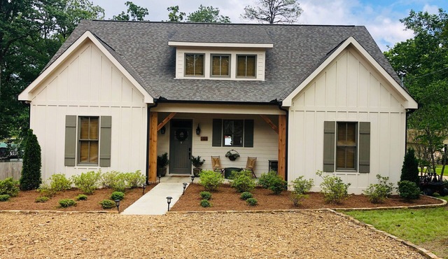 LAKEFRONT HOUSE, PLENTY OF PARKING
