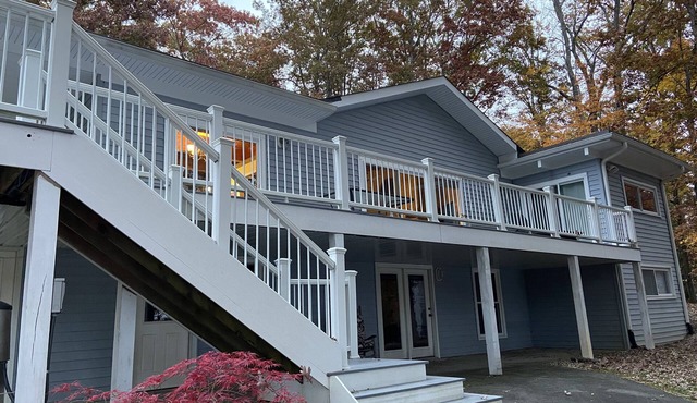 Lakefront house quiet cove and an awesome dock! Close to all by water or land!