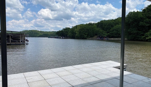 Lakefront House quiet cove, w/dock, close to Captain Ron's & The Cave.