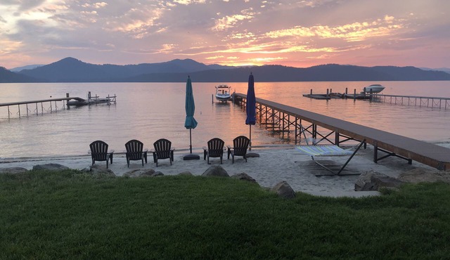 Lakefront house, right on a beautiful white sandy beach at Priest Lake