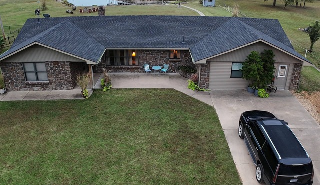 Lakefront House, Sleeps 20, Great for Family Gatherings, One hour from Tulsa