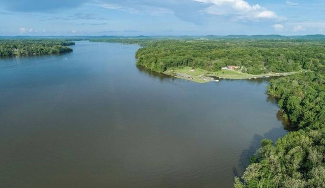 Lakefront House w Dock on large lake in Rocky Fork State Park