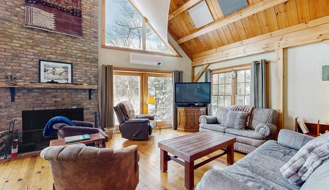 Lakefront house w/mountain views, waterfront, gameroom, gym, a/c, w/d