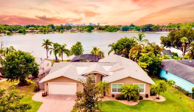 Lakefront House w/Pool near Downtown Orlando. Spacious 4-Bedroom 3 Full Bath
