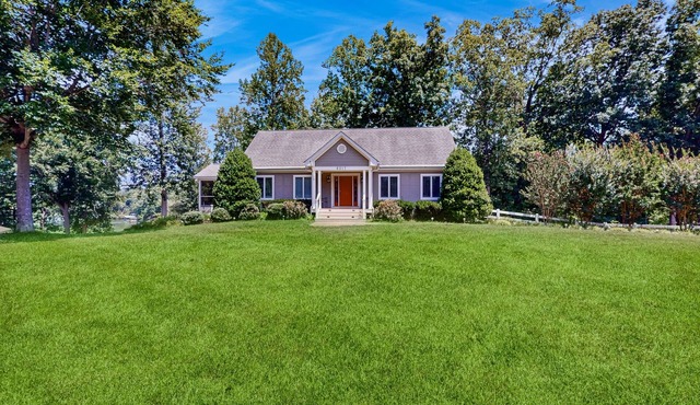 Lakefront house with breathtaking views, private dock & boat launch