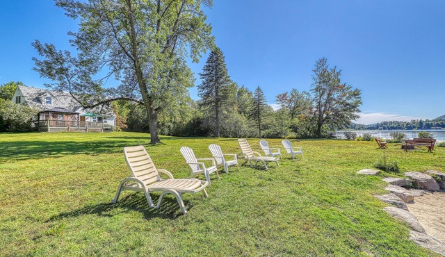 Lakefront house with 275' of waterfront, enclosed porch, & firepit