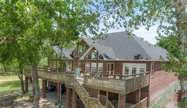 Lakefront house with water access