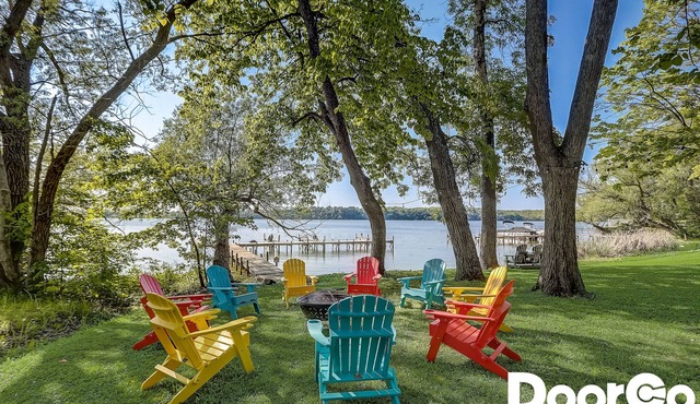 Lakefront! Huge Game RM + Chefs Kitchen! Sleep 40!