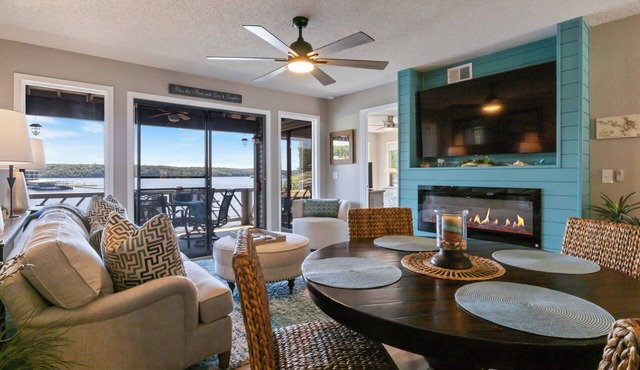 Lakefront Huge views - King Bed - No Stairs - Salt Water Pool - Putting Green -