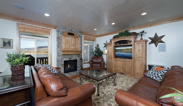 Lakefront Huntsville, Utah Lodging Option - 3 Bedroom Sleeps 10 LS 59