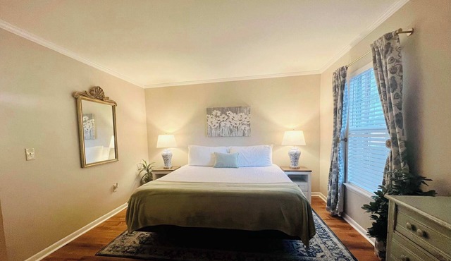 Lakefront, Incredible Condo by College St-King Bed, Full Kitchen, Full Bathroom