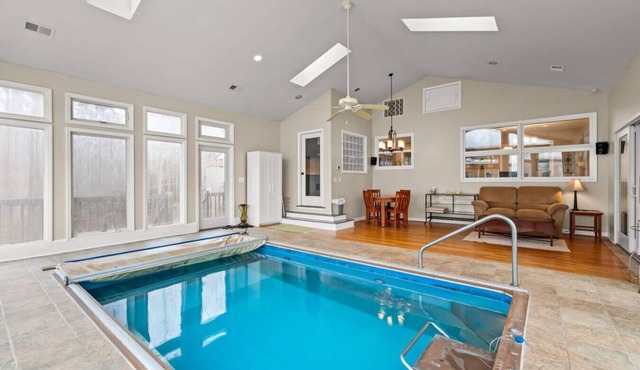 Lakefront, Indoor Pool, 3 Bedroom w/Gym & Playroom