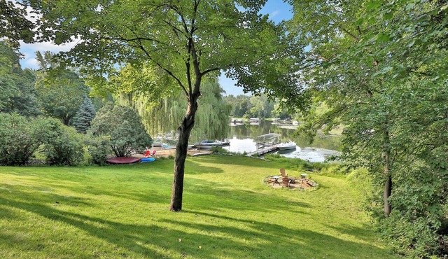 Lakefront: Kayaks/paddleboard/canoe included on Crystal Lake