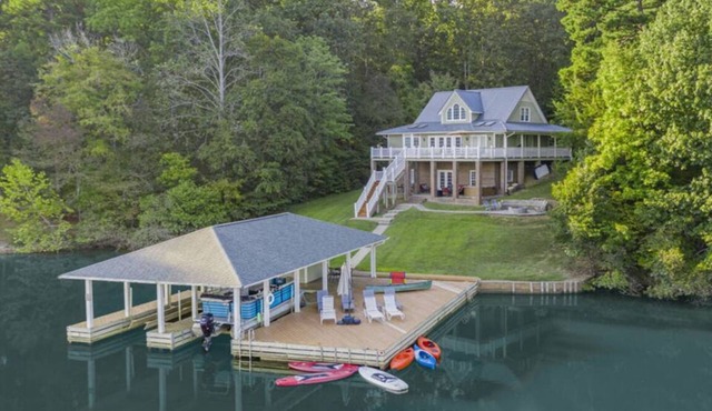 Lakefront, Kayaks, SUPs, Hot Tub & Boat Options