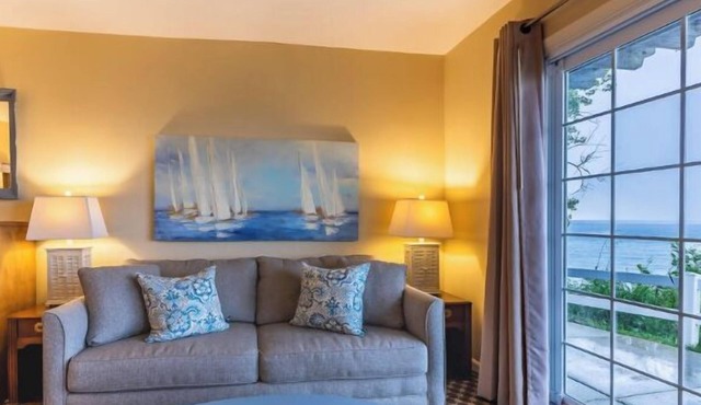 Lakefront, king bed and sofa sleeper, ground level