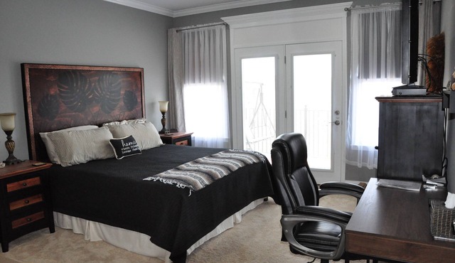 Lakefront king bed apt, close to Eastman, J1772 EV charger, boat slip. NO CHORES