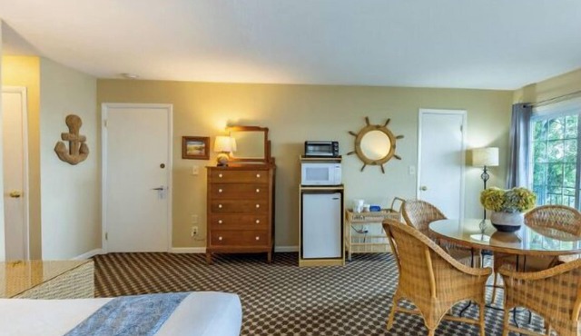 Lakefront king bed, double bed and sofa sleeper