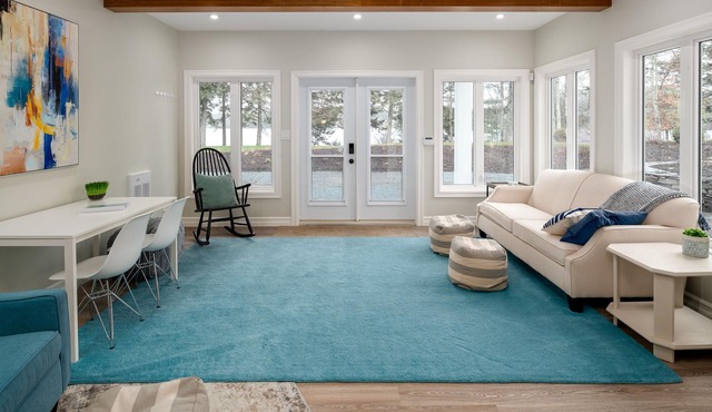 Lakefront King bed w/lux hot tub.