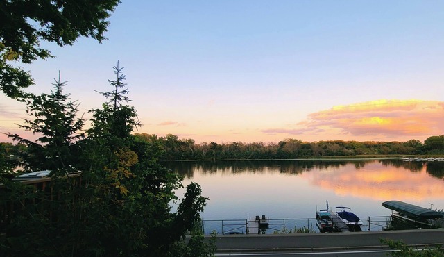 Lakefront Koselig Cottage - Modern 3BR Retreat w/Nespresso Coffee Bar & Arcade