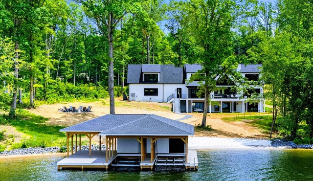 Lakefront Lake Anna, Beach, Dock, Deck Vie