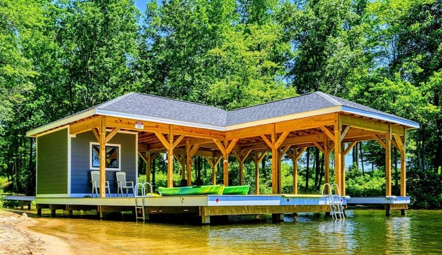 Lakefront Lake Anna with Cove, Dock, Deck, Hot Tub