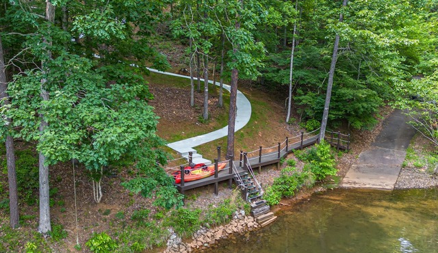 Lakefront Lake Keowee home, private swim deck, boat slip, minutes from Clemson.