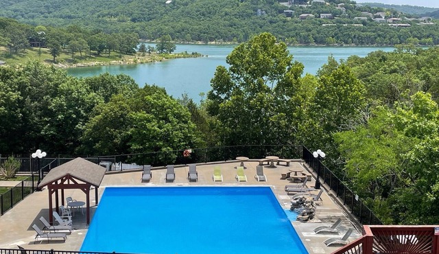 LAKEFRONT, LAKE VIEW CONDO WITH A BOAT SLIP BY HUNTER'S FRIEND RESORT
