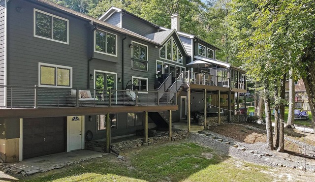 Lakefront Lake Wallenpaupack - Family Fun - Hot Tub, Private Dock, Movie Theater