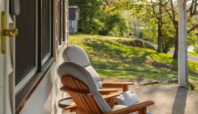 Lakefront Lakehouse near Ark Encounter with kayaks