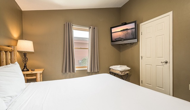 Lakefront Lakeview Cabin 5-Hot Tub, Full Kitchen