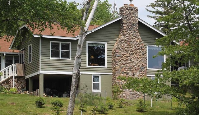 Lakefront Large Lodge in quiet bay~ Pontoon Rental Available