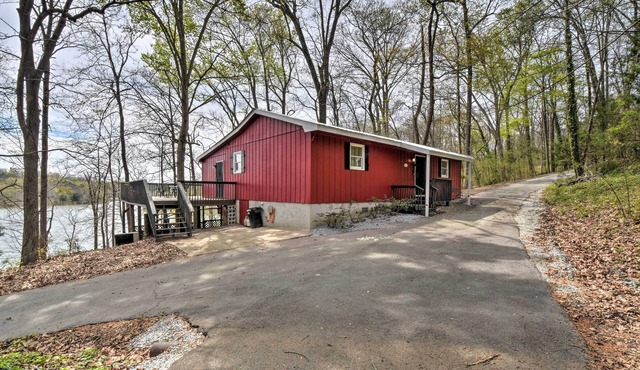 Lakefront Lavonia Cottage w/2-Story Dock!
