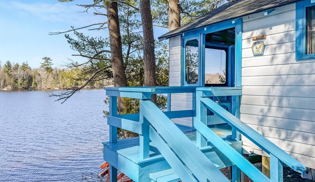 Lakefront Lighthouse Tiny Cabin @ Getogether Stays