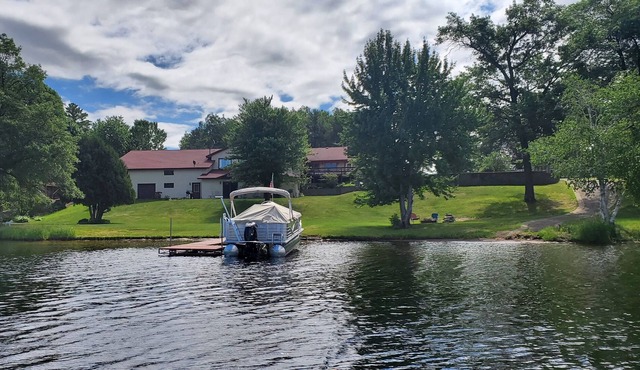 Lakefront living vacation style!