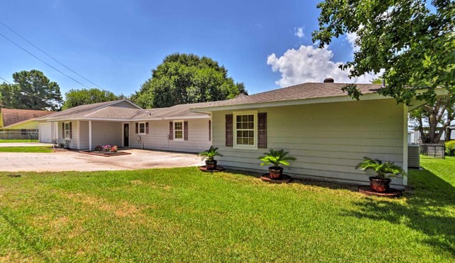 Lakefront Livingston Home with Dock, 1 Mi to Launch!