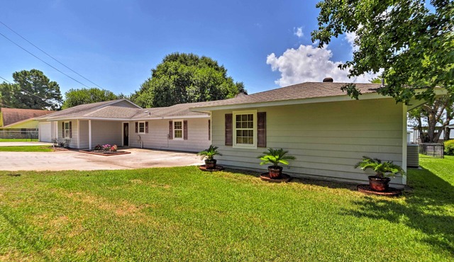 Lakefront Livingston Home w/Dock, 1 Mi to Launch!