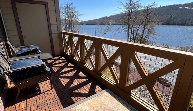 Lakefront located across from Big Boulder Resort with beautiful mountain views!