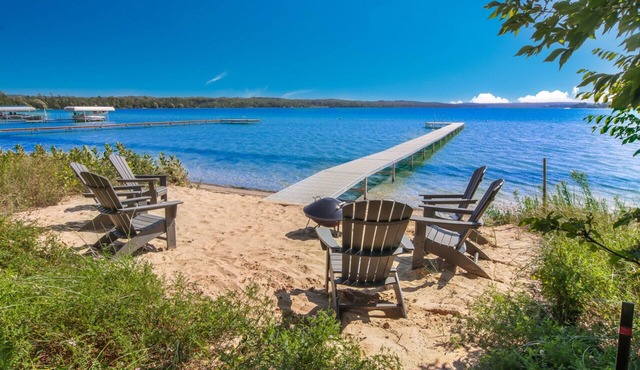 LAKEFRONT Location Location Location High Quality Experience 2.3 miles 2 Leland