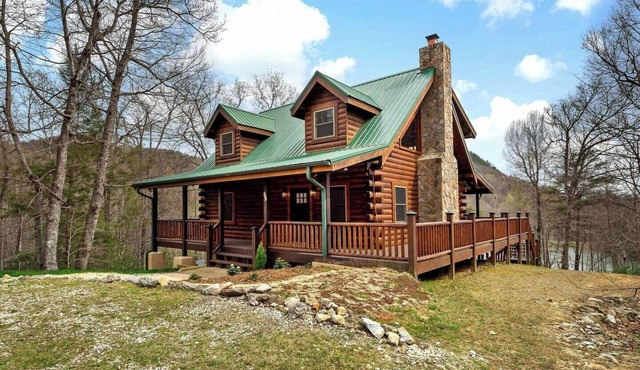 Lakefront Lodge: 2 King Suites, Game Room, Kayaks & Fire Pit!