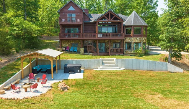 Lakefront Lodge/Cabin/Retreat - Huge Niangua Frontage w/Beach