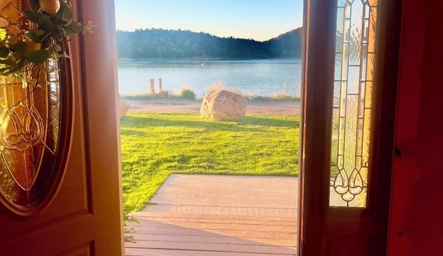 Lakefront lodge inside Palisade State Park! Steps to the water!