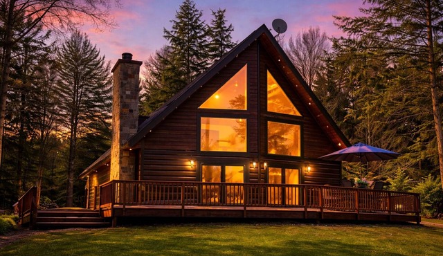 Lakefront Lodge near Pictured Rocks – Peaceful, with Kayaks and Pizza Ovens