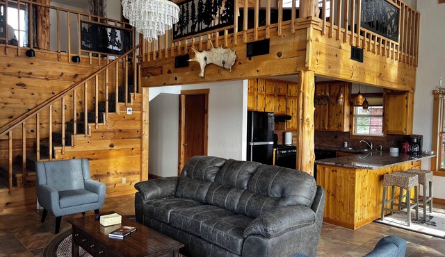 Lakefront Lodge on Lake Guthrie — Sleeps 8, Private Dock, Stunning Views