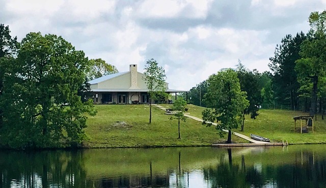 Lakefront Lodge perfect for families or hunters.