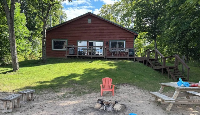 Lakefront lodge - Sleeps 18+ guests!