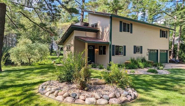 Lakefront Lodge w/hot tub, fireplace & fire pit