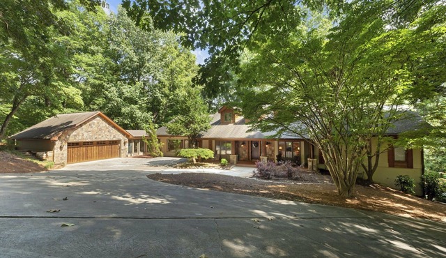 Lakefront Lodge with Dock - 7 Private Sleeping Areas and Huge Treehouse Deck