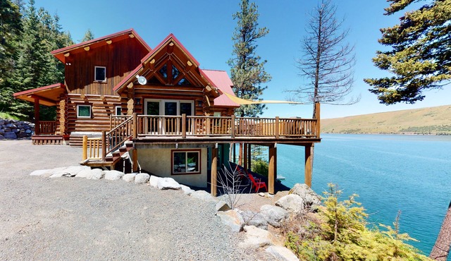 Lakefront lodge with amazing view, private dock, rec room - dog-friendly