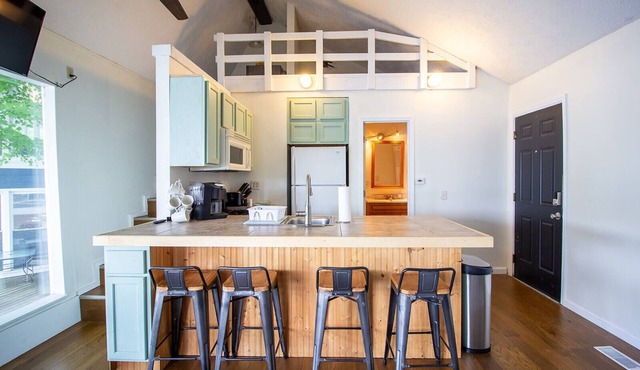 Lakefront Loft- sleep 5, hot tub