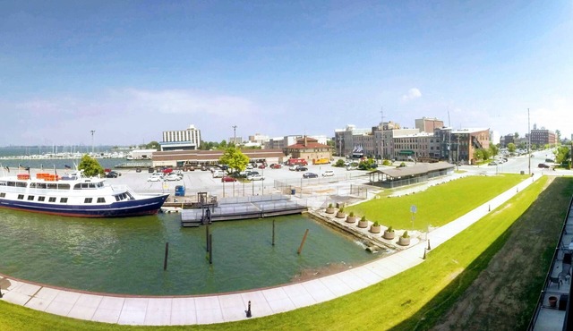 Lakefront Loft w/City Views and Nearby Amenities for the whole Family!